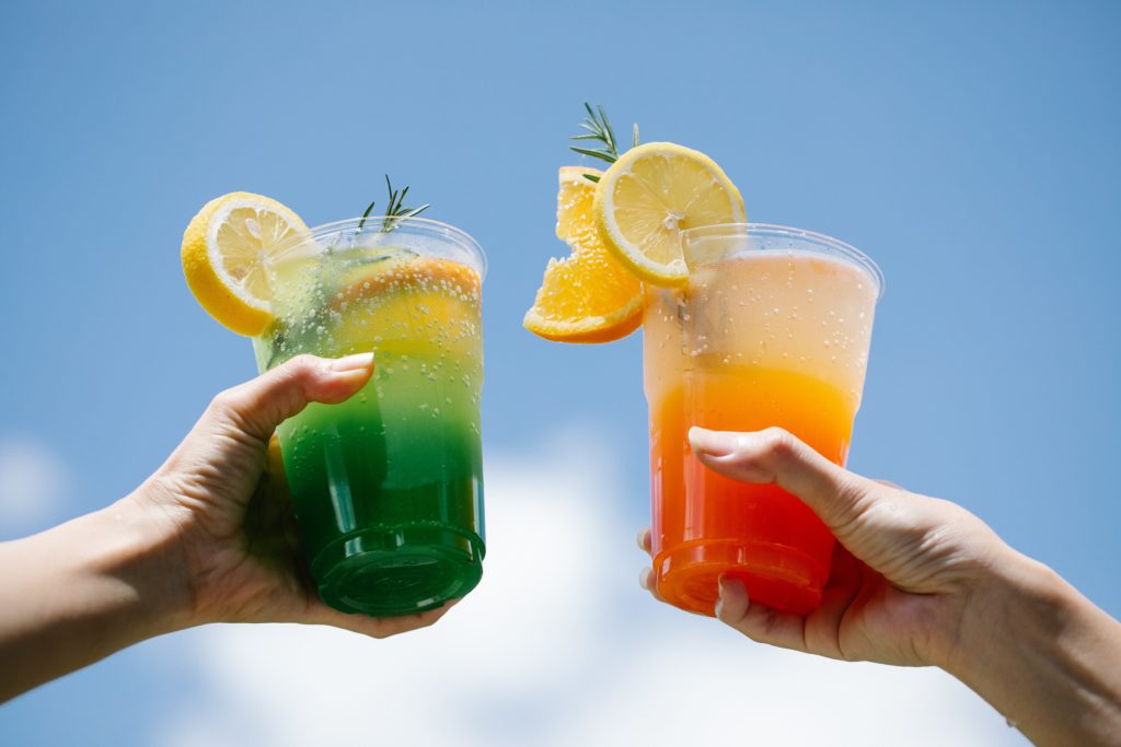 Drinks in Spanish: two fruit juices