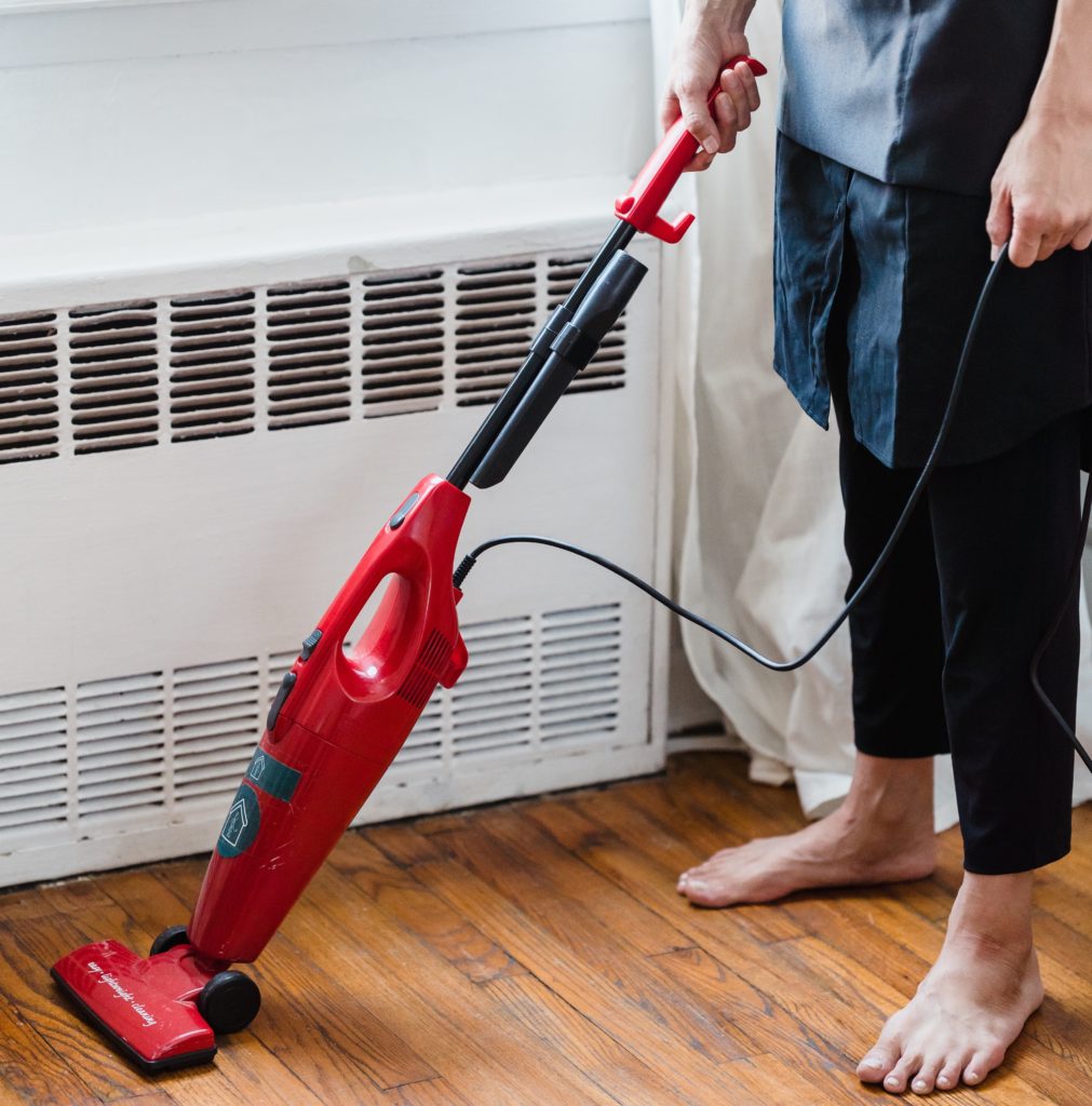 Vacuum the floor: Vocab for chores in Spanish