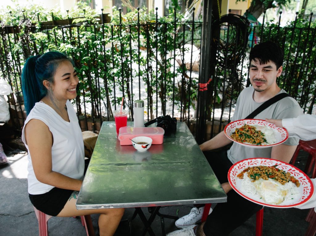 Waiter serving meals: How do you say thank you in Spanish?